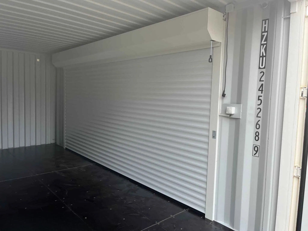 Contenedor marítimo de 20 pies en color blanco RAL 9010 con persiana lateral manual – HZKU 245 268-9